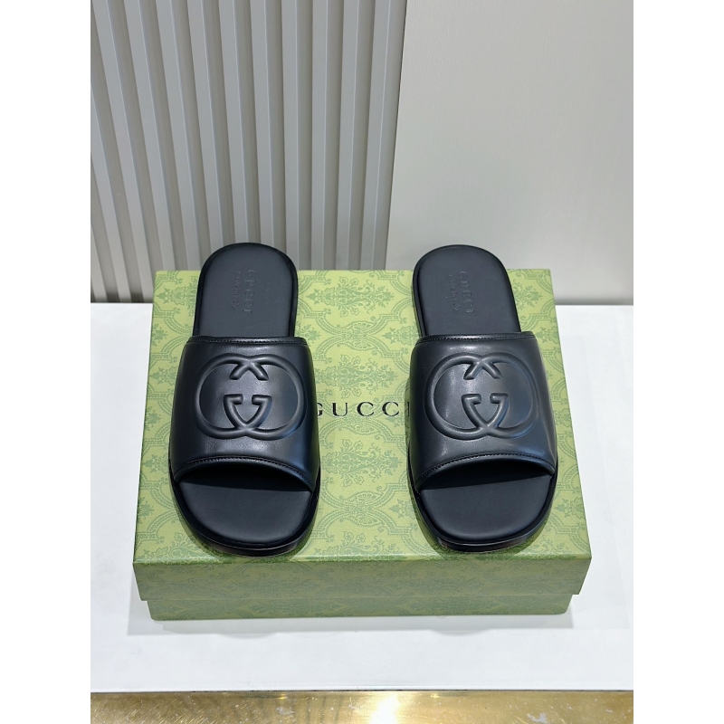 G*u*i slippers